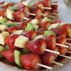 Brochetas de fruta de temporada